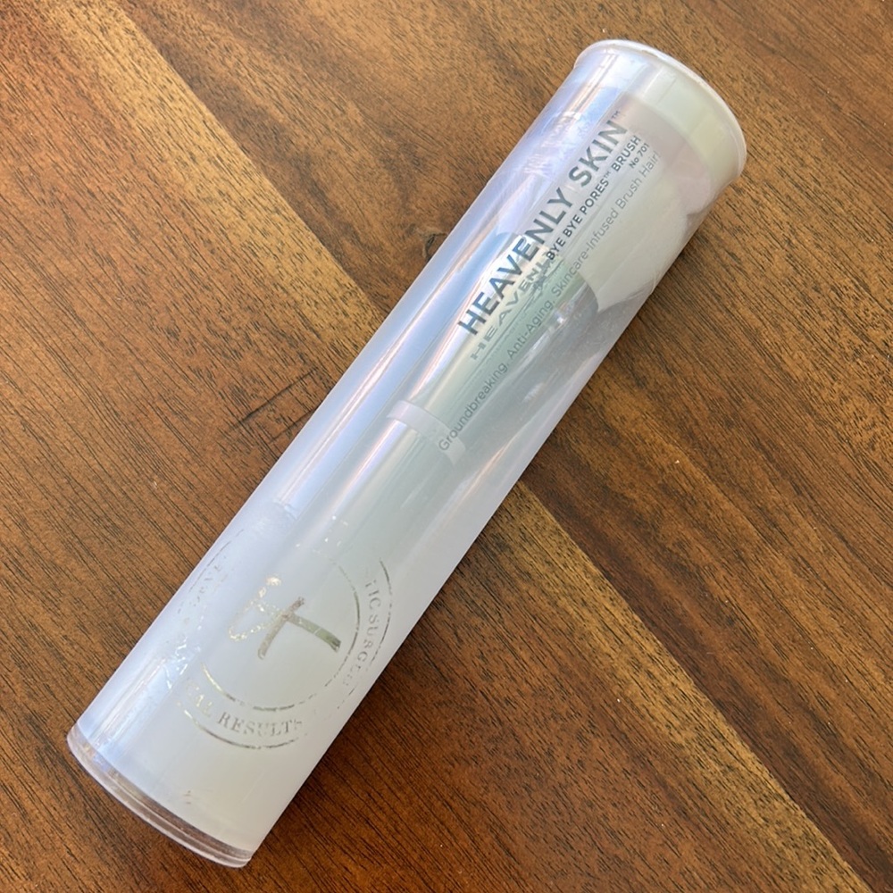 It Cosmetics Bye Bye Pores Brush 701